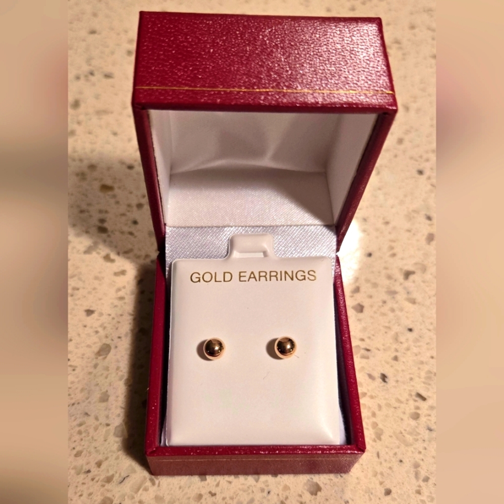 Stunning 10K Yellow Gold 5mm Stud Earrings – Effortless Sophistication